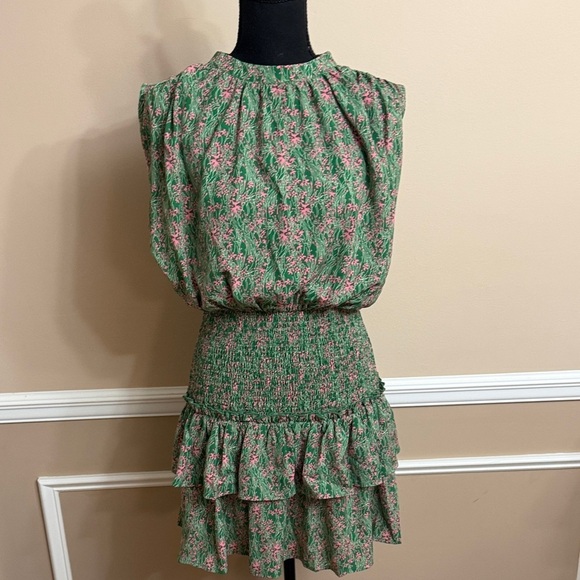 Voy Dresses & Skirts - Floral Green Dress